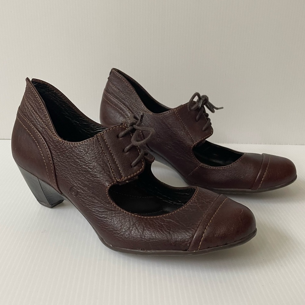 Women's Born Crown Size 6 ?!
Brown Leather Comfort Heels
Tie Retro 1940's Style